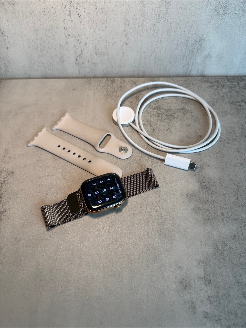 Apple Watch Series 10 42mm Titanium GPS + Cellular Gold Milanese Loop